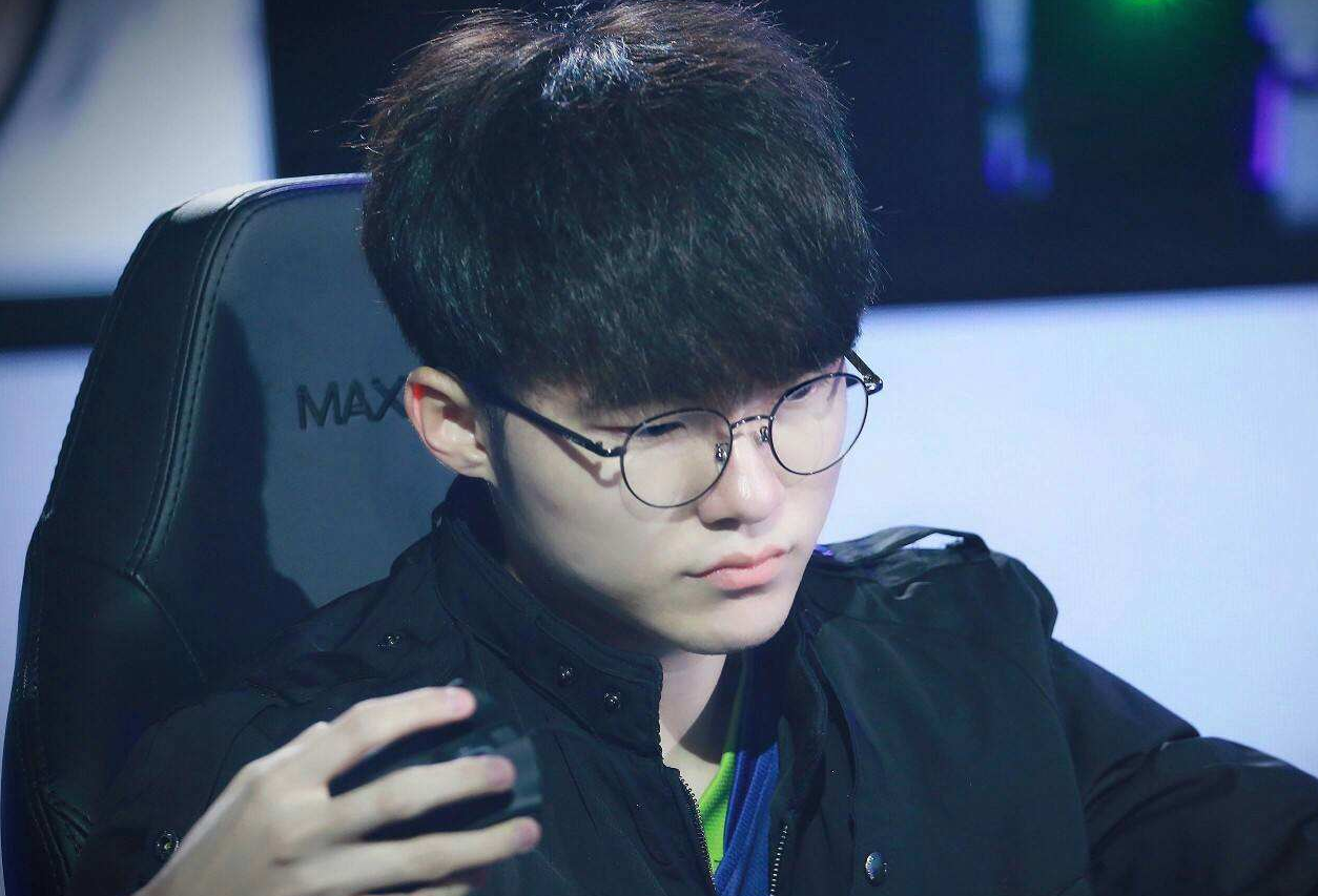 他更